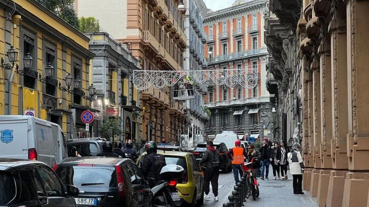 Luminarie a Napoli: si parte da San Gregorio ma sul lungomare i ristoratori si tassano