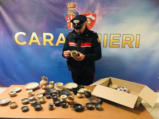 Archeologia, recuperata scatola con un corredo funerario a Roma
