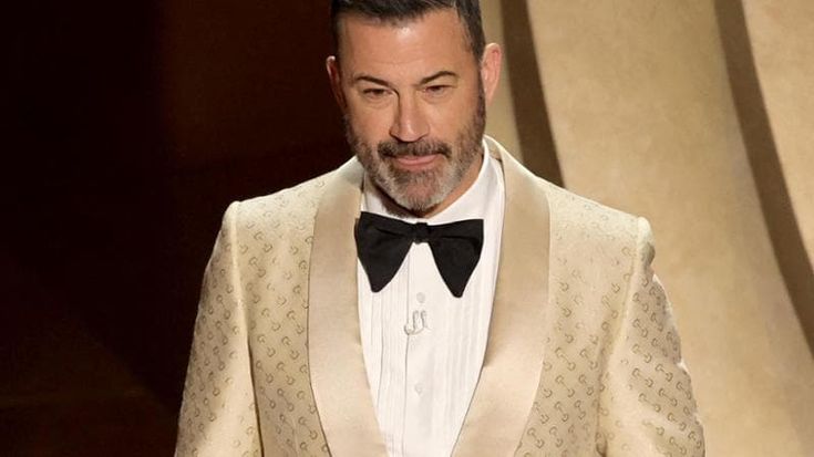 Jimmy Kimmel criticato da Trump, il conduttore degli Oscar replica: “Sorpreso che sia ancora in piedi, non è un po’ tardi in prigione?”