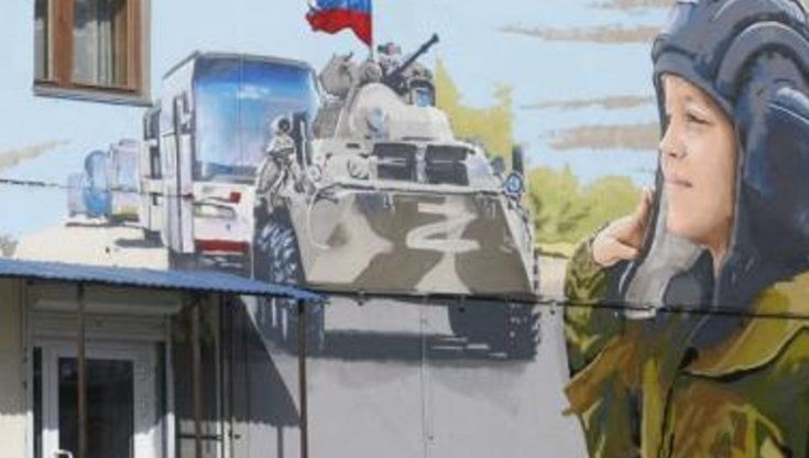 Aljosha, il bimbo che saluta i tank: la propaganda russa ha un nuovo simbolo