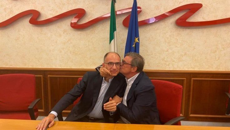 Calenda: "Con questi qui io non ci sto". Il centrosinistra perde un pezzo