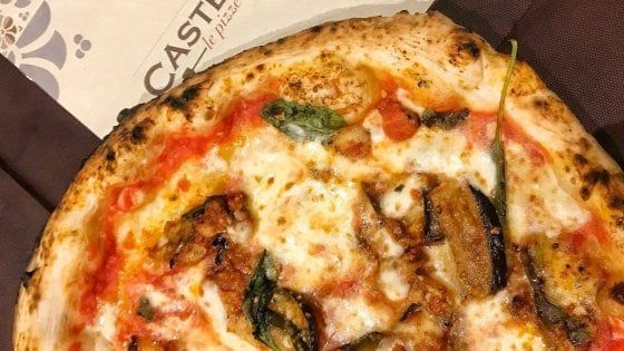 Napoli, la tradizione del centro storico continua in collina