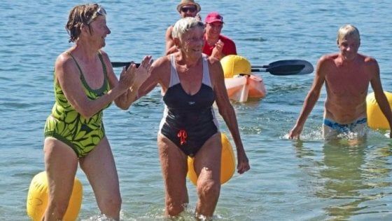 L'impresa di Jaqueline: a 89 anni attraversa a nuoto il lago di Viverone