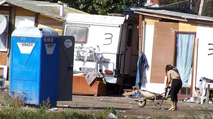 Rom e Sinti, in 10 anni sono stati chiusi 50 campi: c’è il 63% in meno di abitanti nelle baraccopoli