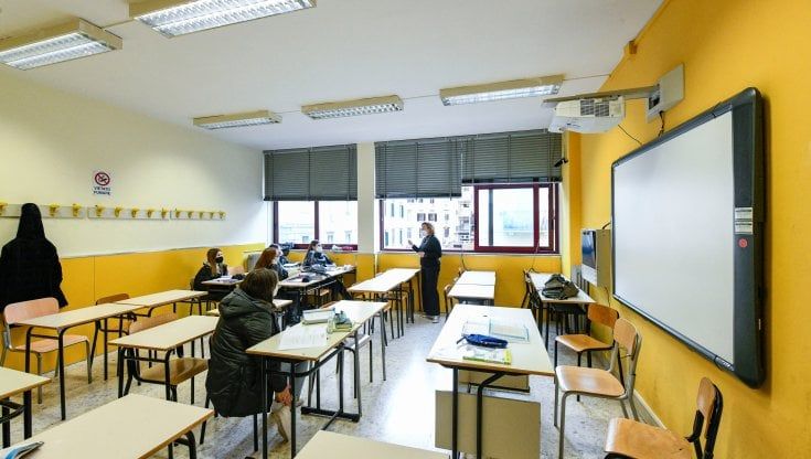 Scuola, tarda il via libera dell’Asl: a Napoli in 200 restano in Dad