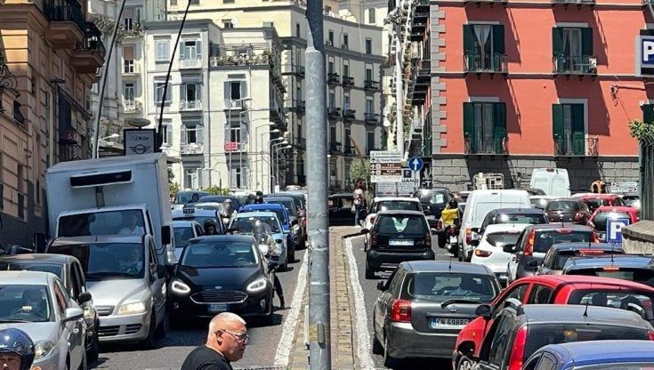 Napoli, la galleria Quattro giornate chiude per infiltrazioni d'acqua: traffico in tilt. La riapertura nel tardo pomeriggio
