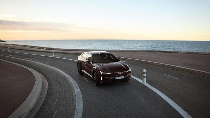 ES90, l’ammiraglia elettrica secondo Volvo. Come va la berlina Single Motor da 333 Cv