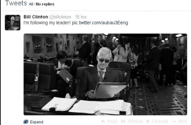 I Clinton burloni su Twitter. Selfie e prese in giro tra Bill e Hillary