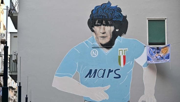 Napoli, murale di Maradona con il volto a metà: il caso sui social e la finestra si richiude