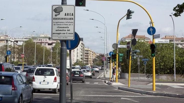 Passi con il rosso a Roma? Da luglio ti fotografano: ecco 38 nuovi photored in 15 incroci pericolosi