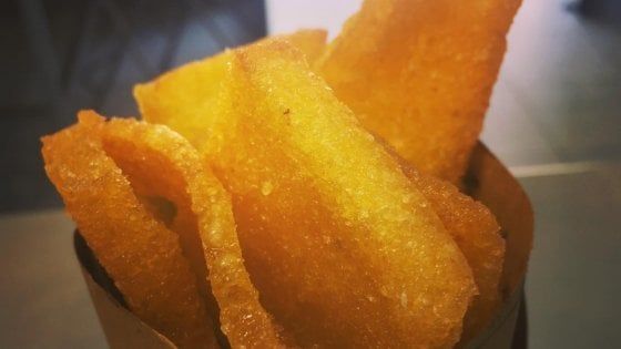 Foggia, a chi consegna l'olio esausto in omaggio un cartoccio di fritti: la friggitoria è ecologica