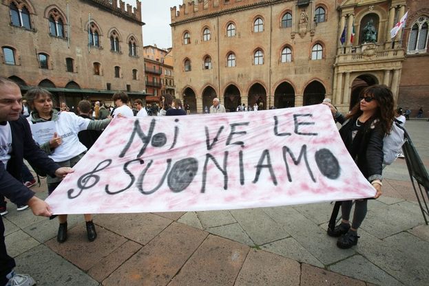 Flash mob del liceo musicale Dalla in piazza Maggiore: "Ridateci le ore di musica"
