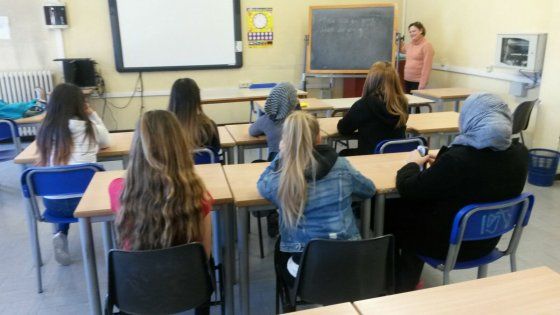 Milano, scuole popolari per aiutare i ragazzi. Ex prof e presidi: "Le nostre ripetizioni gratis"