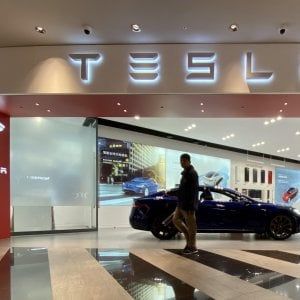 L'inarrestabile corsa di Tesla, dal mercato alla Borsa
