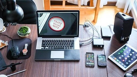 Dipendenti dalla tecnologia. Un terzo degli italiani non può farne a meno 