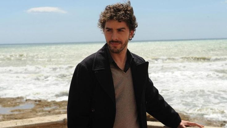 Il giovane Montalbano sbarca a Vigata: così cominciò la storia del commissario di Camilleri