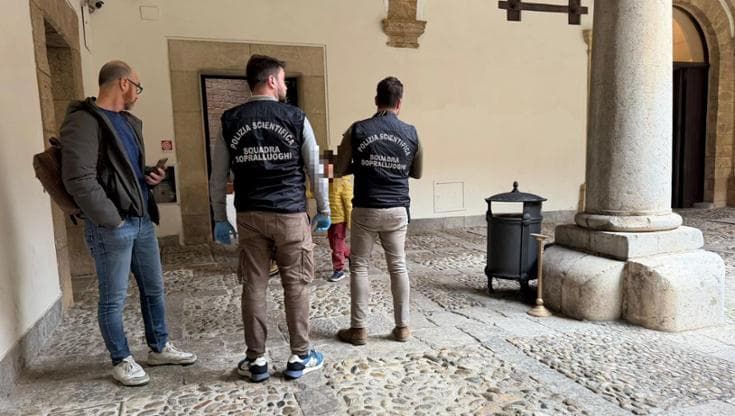 Palermo, raid nella stanza del deputato La Vardera. La polizia scientifica all’Ars