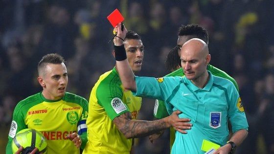 Psg-Nantes, sospeso l'arbitro dello sgambetto a Carlos. Poi le scuse: "E' stato un riflesso"