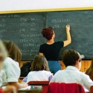 Catania, maestra sospesa per uno scappellotto. Lei: "Ho solo letto Anna Frank", ma il Miur smentisce