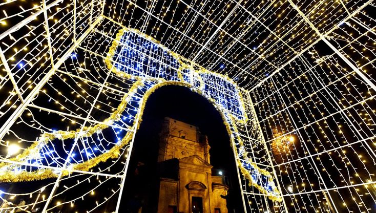 Natale: piazzale Picelli illuminata a festa - foto 