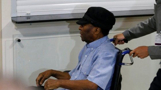 Pelè annulla viaggio a Londra:  ricoverato dopo un malore