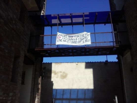 "Basta lucchetti", gli strisioni di San Valentino