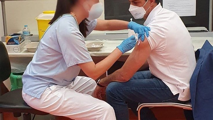 Coronavirus nel mondo, in Usa vaccinazione completa quasi per la metà dei cittadini. La Colombia in difficoltà
