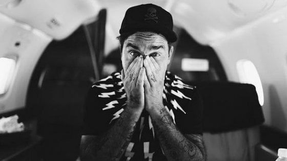 Robbie Williams parla di droghe su Instagram: "Non fatelo, è terribile"