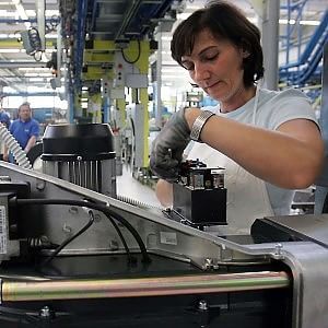 Istat, l'industria torna a crescere a febbraio: +0,4% 