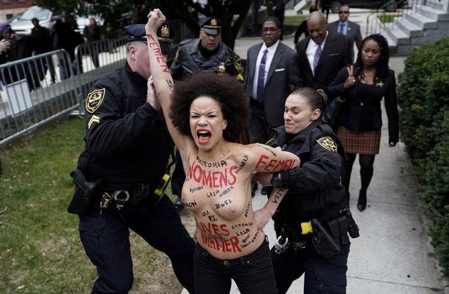 Ex attrice dei 'Robinson' si scaglia a seno nudo contro Bill Cosby ma viene bloccata dalla polizia. Femen rivendica: "E' una di noi"