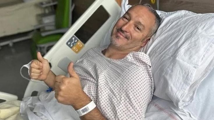 Zambrotta scherza dopo l'intervento di osteotomia: "La gamba è più dritta?"