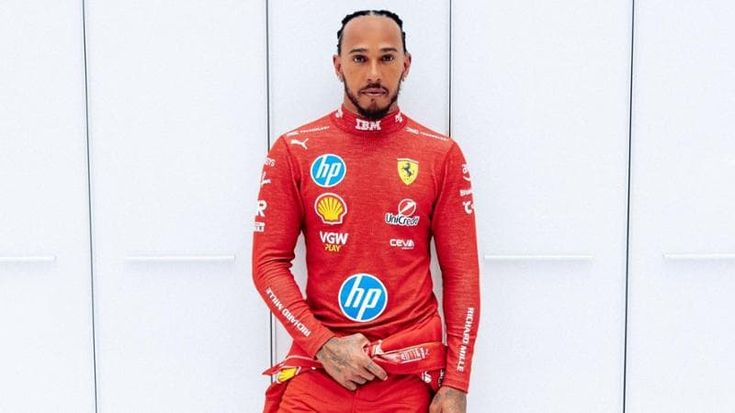 Hamilton in rosso, prima foto in tuta Ferrari