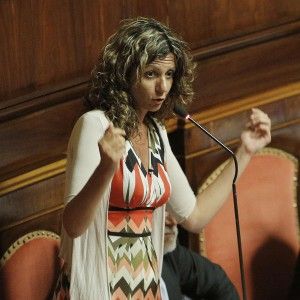 Lezzi: "S&igrave;, ho assunto la figlia del mio compagno ora andr&agrave; via, ma non ho infranto <br />il codice M5S"