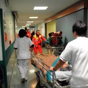 Rimini, si cura il cancro al seno con dieta e argilla: gravissima