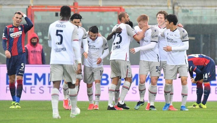 Crotone-Bologna 2-3: Soumaoro, Schouten e Skov Olsen firmano il ribaltone
