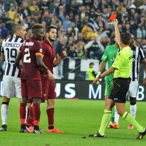 Roma, tifosi incrociano Rocchi all'aeroporto: cori e insulti contro l'arbitro