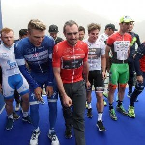 Ciclismo, non si corre a Dubai: tappa annullata per il maltempo. Vuelta Valenciana: sprint di Court