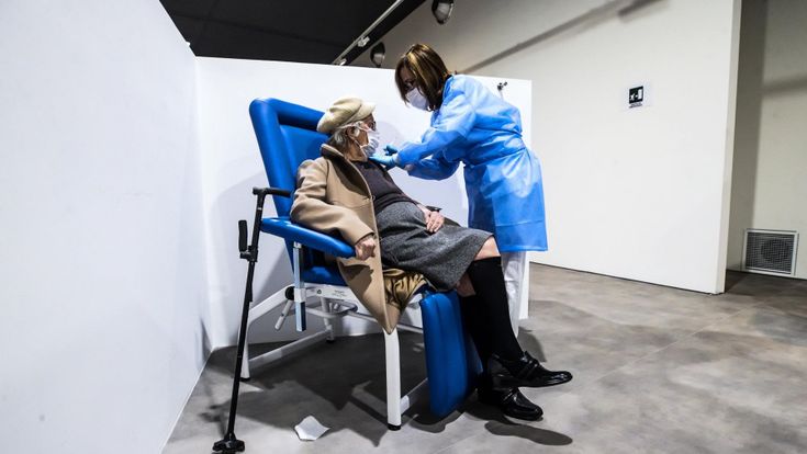 Vaccini, fragili e dimenticati: metà degli over 80 resta senza copertura