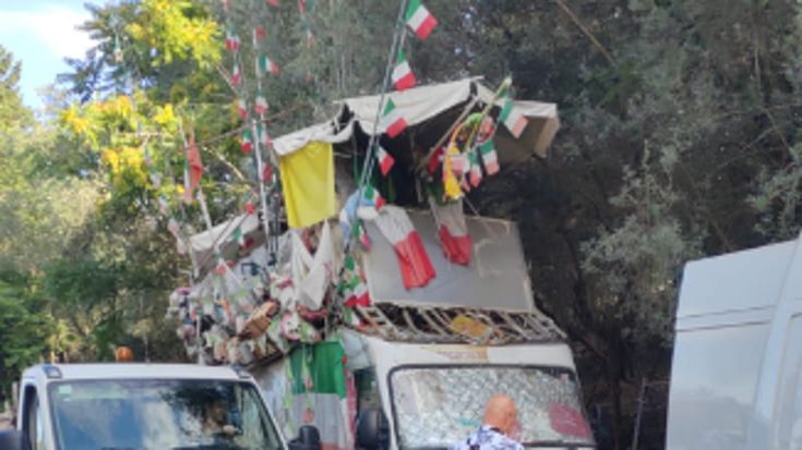 Sgomberato il “castello” di Osvaldo, via il camper davanti a Caracalla