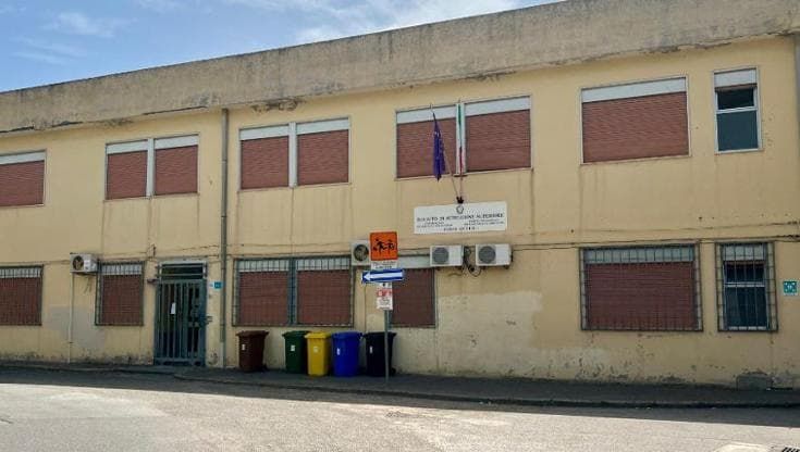 Furci Siculo, bullizzano il compagno: la scuola li boccia