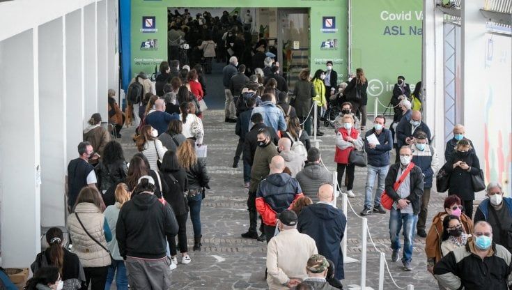 Covid, la Campania resta in fascia gialla ma resta l'allarme per il numero dei positivi 