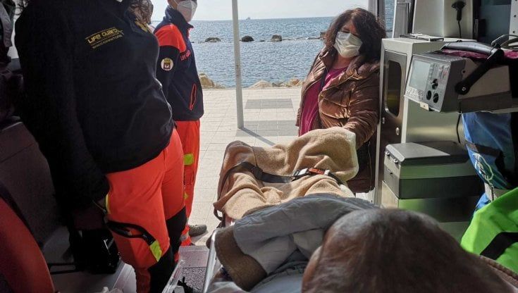 "Vorrei vedere il mare": l'ambulanza si ferma a Gallipoli per Francesco, malato di Sla