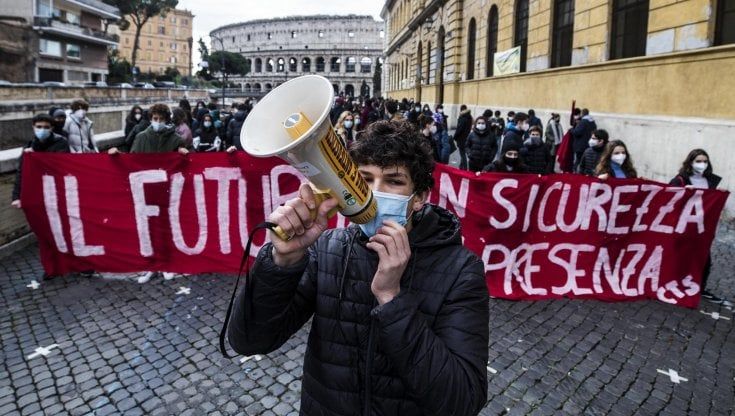 ""Classi chiuse, Così siamo solo robot". Lettere a Repubblica dalle scuole