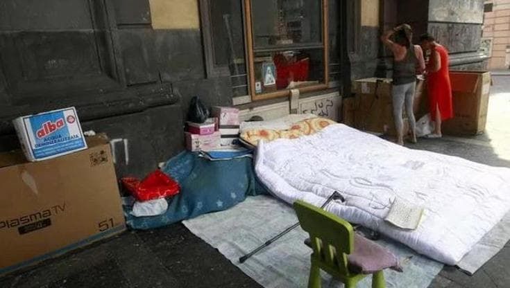 Oltre seimila poveri nell’area metropolitana, una guida aiuta i senza dimora di Napoli