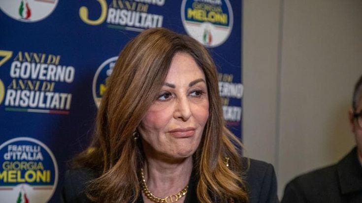 Meloni e il sacrificio della Pitonessa, dalle borse al dito medio: una visibilità sopra le righe