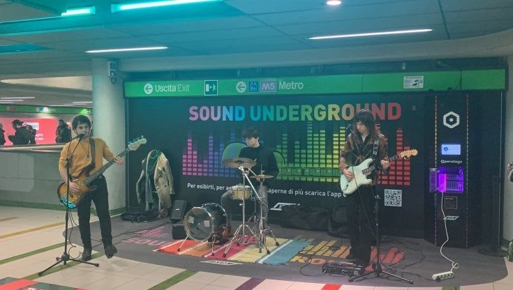 In metropolitana a Milano musiche di Natale e giovani band che si esibiscono col sogno di un contratto dalla Warner