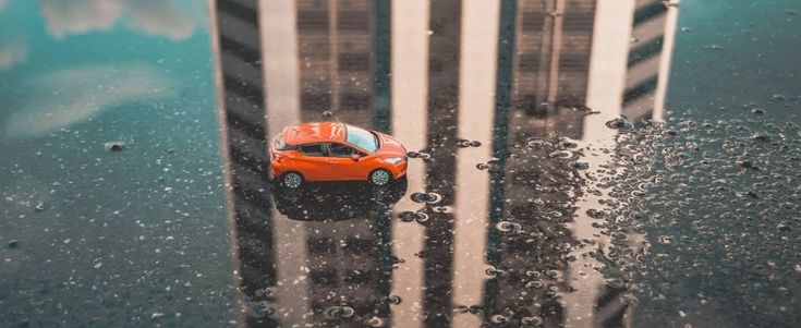 Il viaggio diventa virtuale: su Instagram la star è un'automobile in miniatura