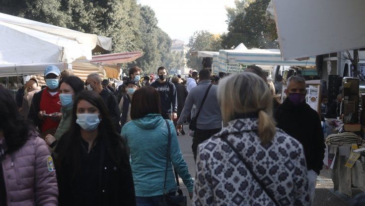 Firenze, folla al mercato, Cascine senza regole: "Qui è il Far west"