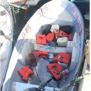 Migranti, Malta rifornisce di benzina e giubbotti un barchino arrivato a Lampedusa: l'ira del Viminale