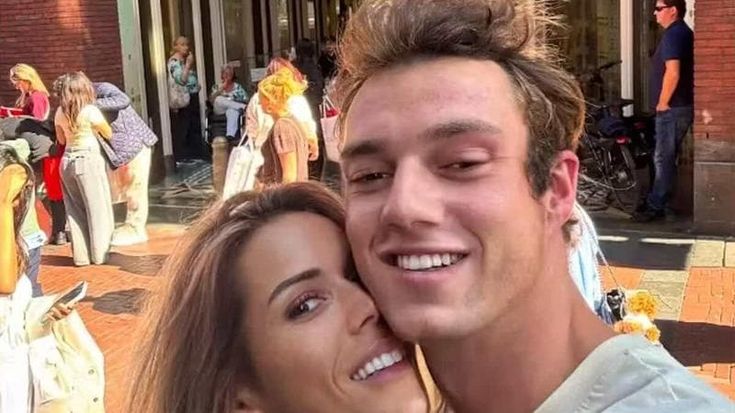 Francia, attacchi sessisti alla figlia di Brigitte Macron: fidanzata con un uomo di 20 anni più giovane